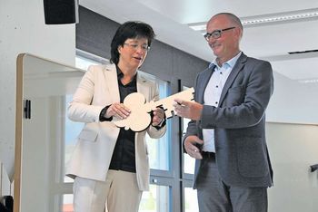 OKB-CEO Margrit Koch übergibt den symbolischen Schlüssel an Jost Ettlin, Präsident des Vereins Start-up Pilatus.